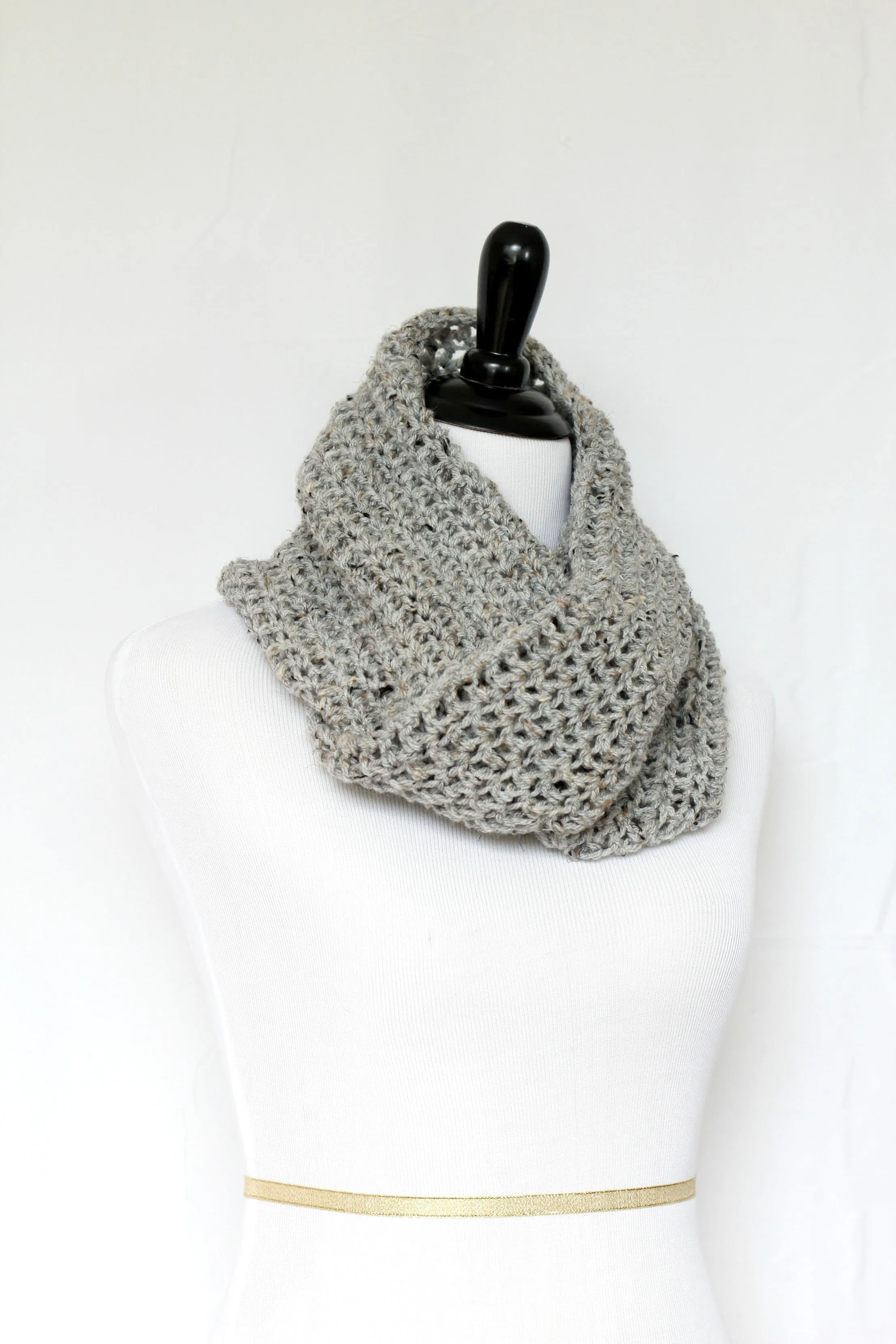 Crochet cowl in grey color, chunky infinity scarf - 12 colors available
